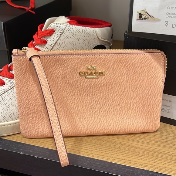 Coach Large Corner Zip Wristlet
IM/Faded Blush - Picture 7 of 16